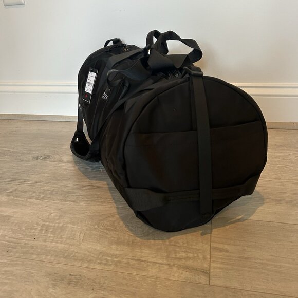 NWT Peloton x lululemon All Day Essentials Duffle Train Gym Bag 32L Large - Picture 5 of 10
